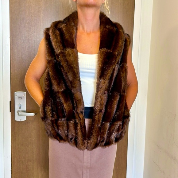 INVESTMENTS Brown Faux Fur Vest w/Side Pockets & Front Buttons & Full Lining - Picture 2 of 9